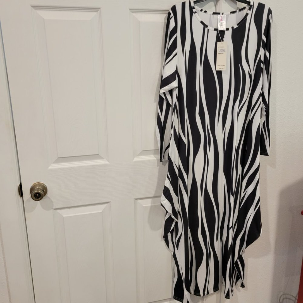 Designer Kara Chic Black/White maxi dress one size fits all New w/Tags